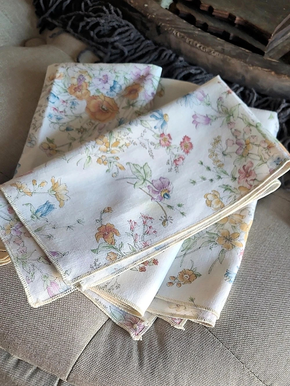 Vinrage Floral Napkins I n White & Multicolor. Set Of 4